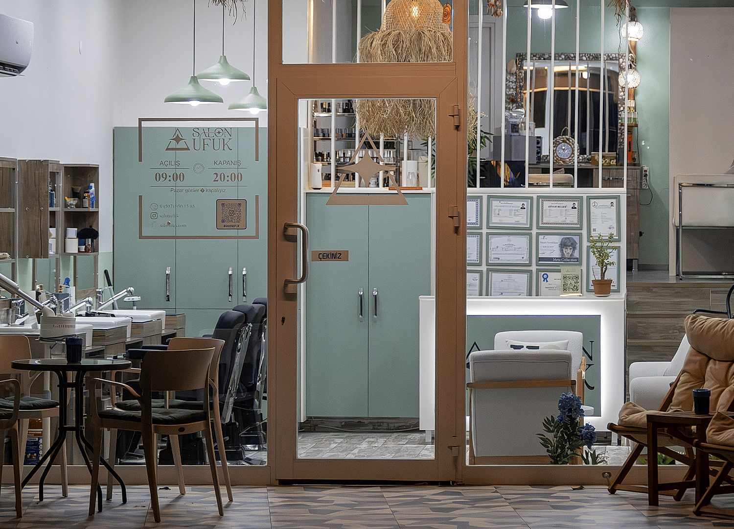 Karşıyaka Berber: Tarzınızı Yansıtan Bakım Noktası